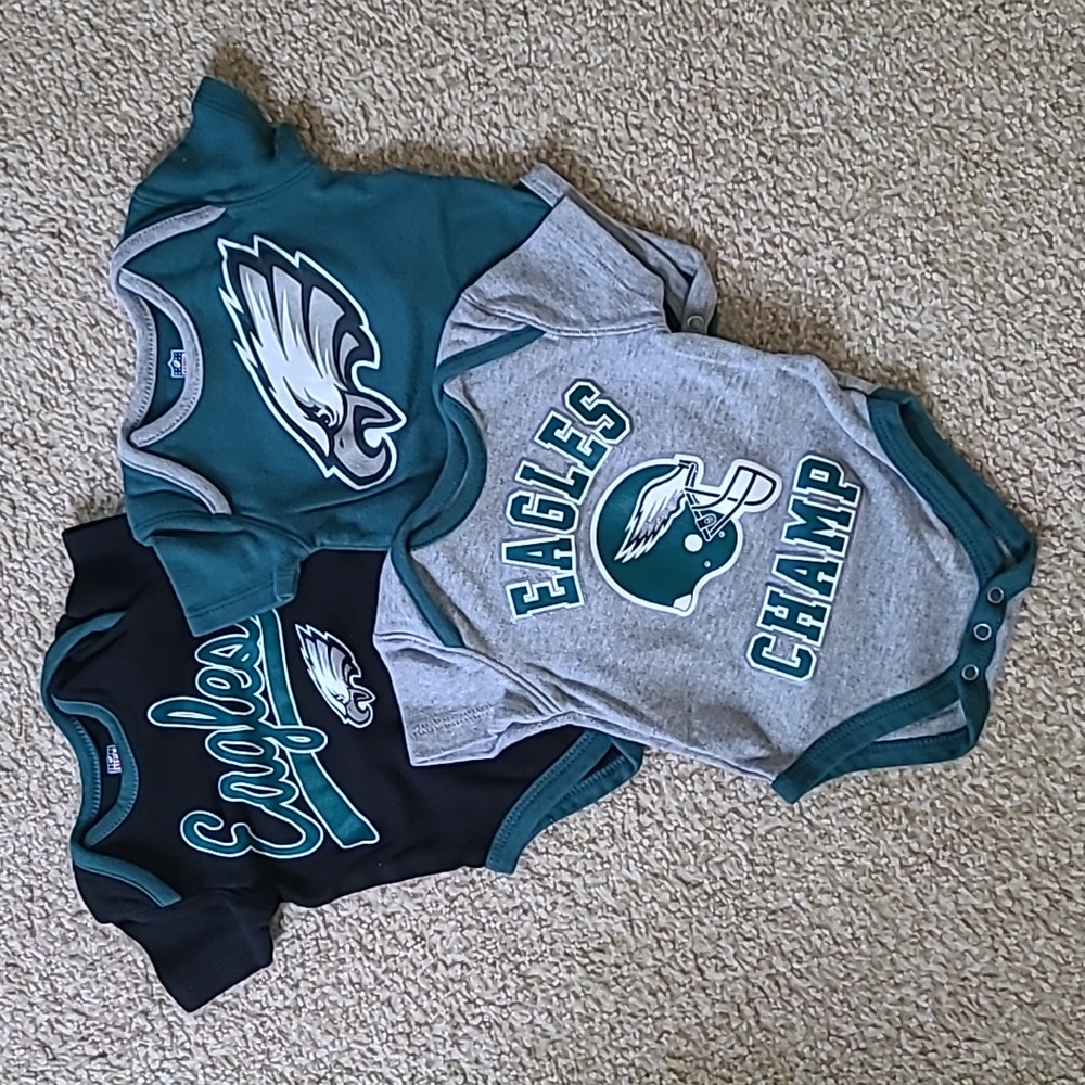SOLD✅️NFL EAGLES 0/3month Onsies (×3)